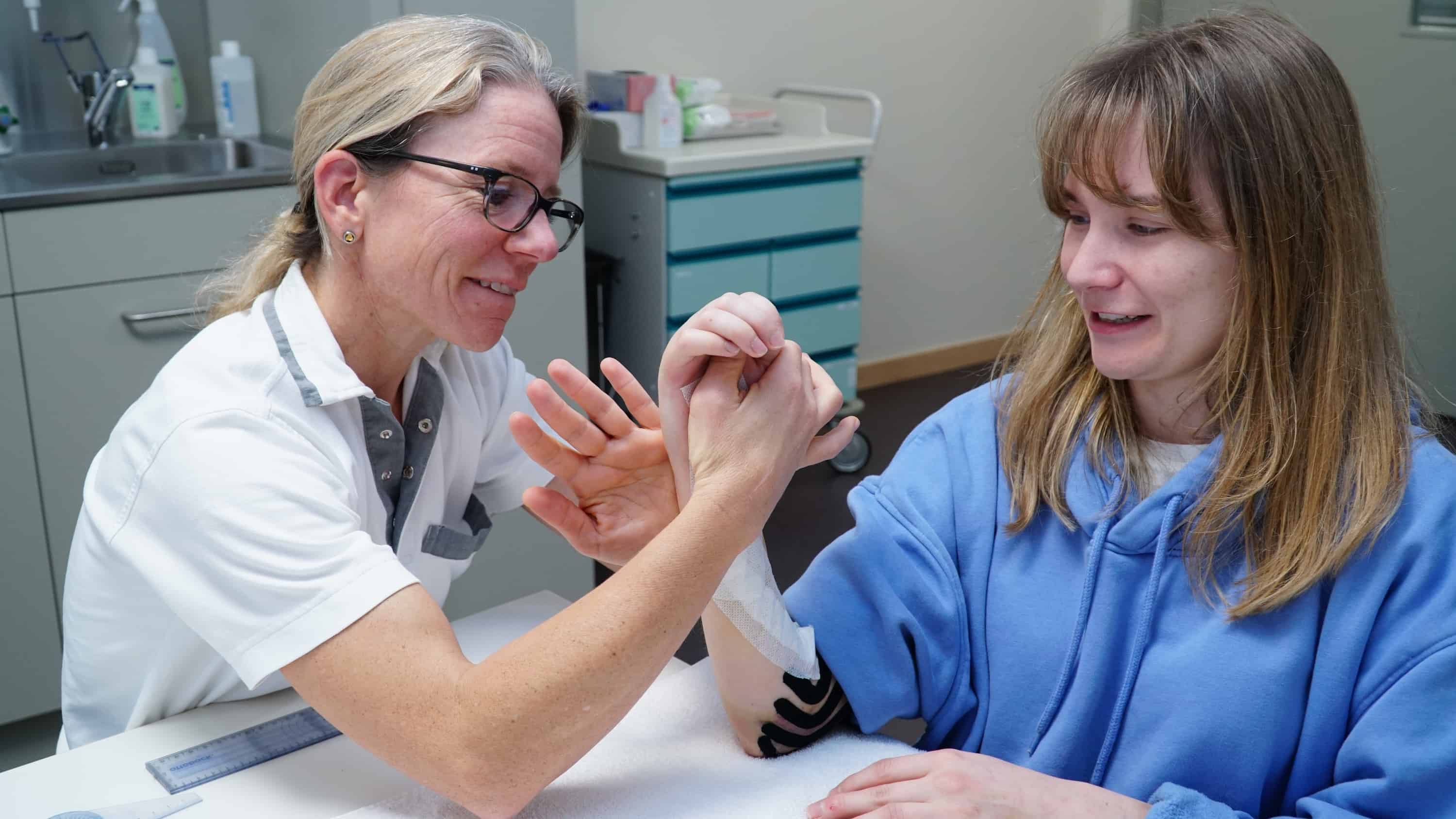 Eine Patientin besucht die Handtherapie im Schweizer Paraplegiker-Zentrum